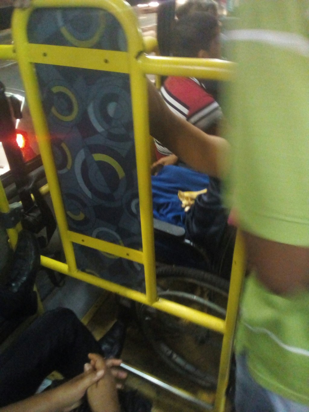 Porta de ônibus com acessibilidade trava na Curva do&nbsp;Noventa