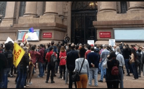 Protesto simultâneo enfrente ao Santander Cultural termina em&nbsp;briga