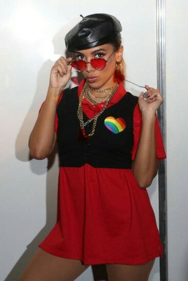 Anitta usa símbolo da luta pelos diretos LGBT em show no&nbsp;Rio