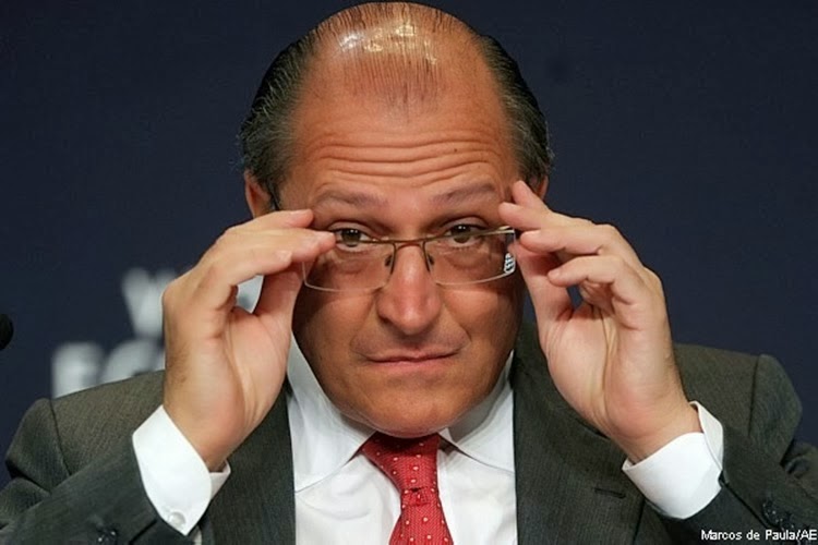 Geraldo Alckmin veta lei que proibiria homofobia em estádios