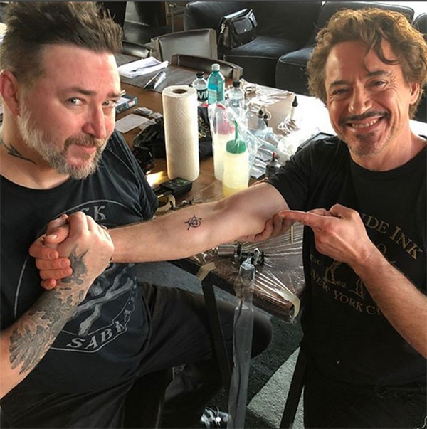 Robert Downey Jr. faz tatuagem em homenagem aos filmes de&nbsp;vingadores