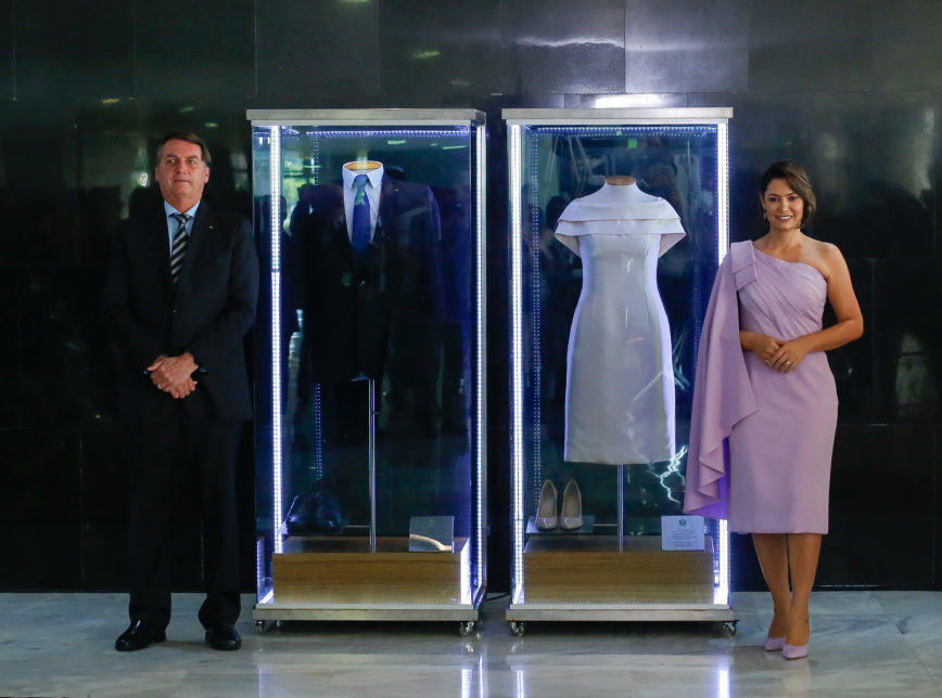 Sem plano de vacinação, Planalto expõe trajes utilizados por Bolsonaro e Michelle na&nbsp;posse