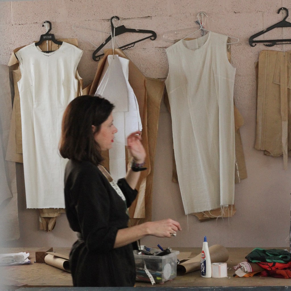 “Descomplicando a modelagem” chega à reta final com costura de diferentes tipos de&nbsp;blusas