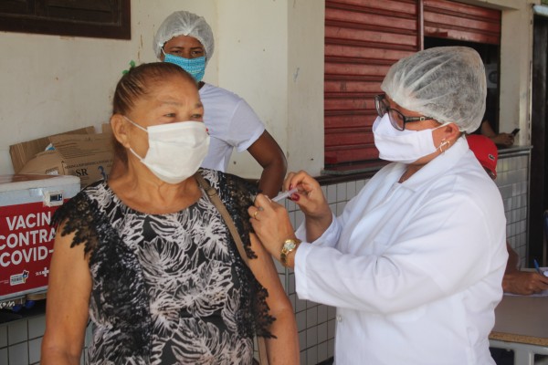 Raposa inicia vacinação em idosos de 64 e 65 anos
