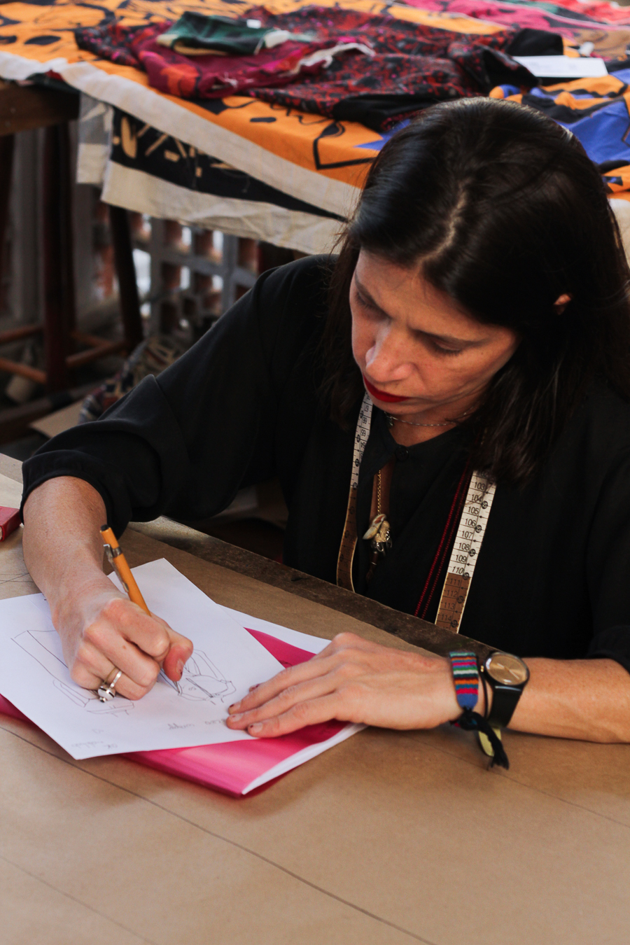 Rita Comparato ensina a costura de golas no sexto módulo do curso Descomplicando a&nbsp;modelagem