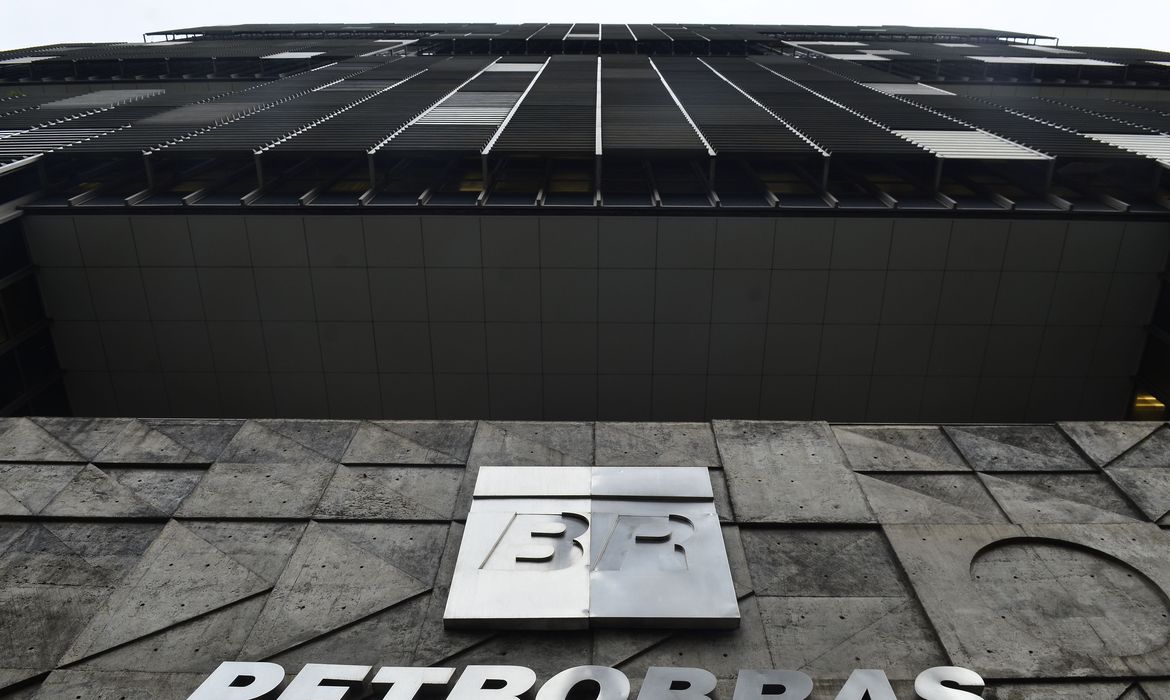 Petrobras lucra R$ 1 bilhão no primeiro trimestre mas preço da gasolina vive aumentando
