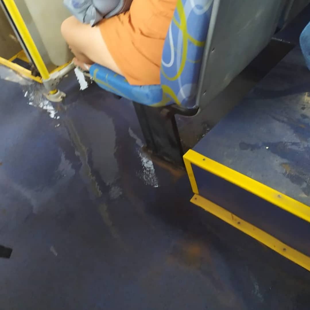 Empresa Aroeira mantém ônibus com goteira em São José de ribamar
