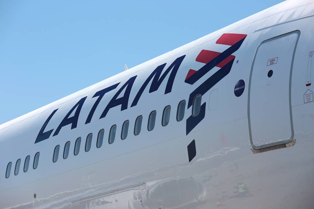 Latam AirLines é condenada a indenizar mulher por realizar venda indevida de passagens