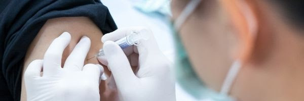 Priorizar terceira dose em idosos e profissionais de saúde pode ser mais urgente em cenário de escassez de vacina, aponta médico&nbsp;pneumologista