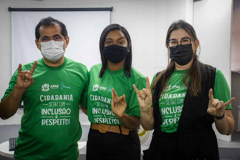Colaboradores da APAE de São Luís recebem curso de Libras