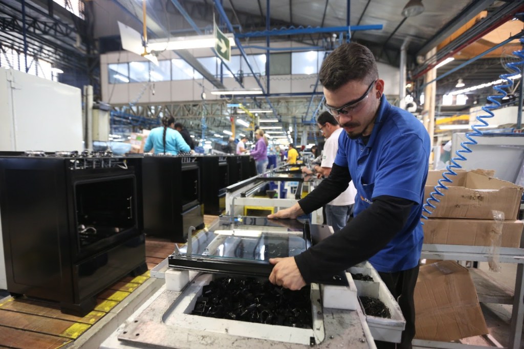 Indústria aposta na contratação de jovens e&nbsp;mulheres