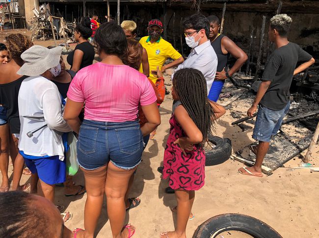 Defensoria Pública presta assistência a famílias após incêndio em casebres debaixo da Ponte do São&nbsp;Francisco