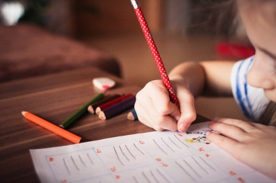 Prevenção de transtornos mentais entre estudantes pode evitar repetência e evasão escolar, aponta estudo