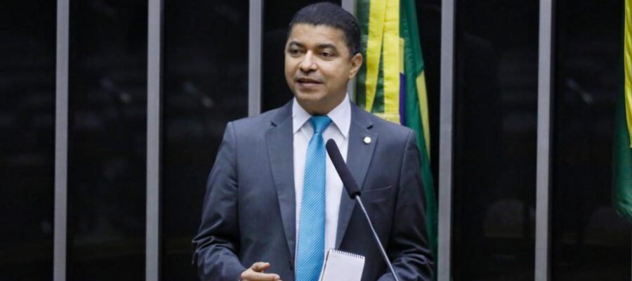 Bira do Pindaré comenta sobre a ida de Bolsonaro a jogo de futebol: “as enchentes matando gente e o cara não dá a&nbsp;mínima”