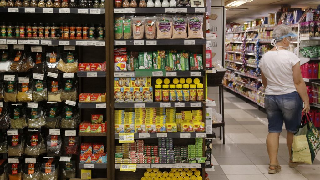 Supermercados dão acesso a alimentos frescos, mas podem induzir consumidores à compra de ultraprocessados