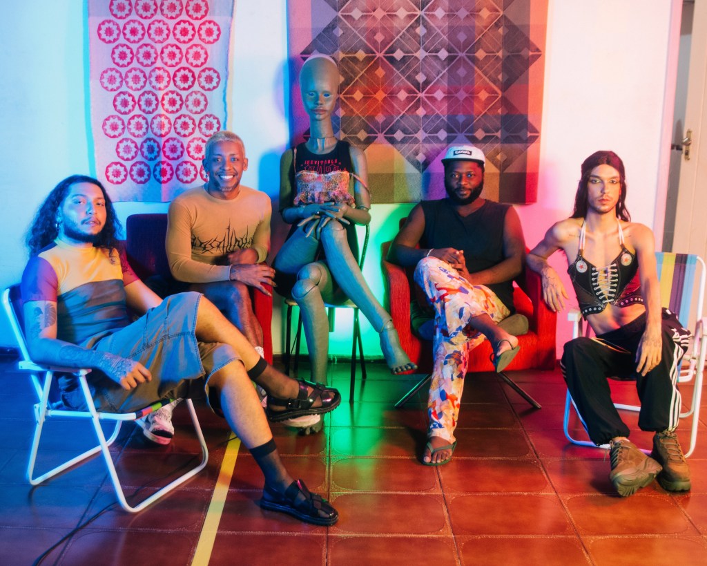 “Quatro Barra Cinco”: podcast aborda vivências, arte e produção 