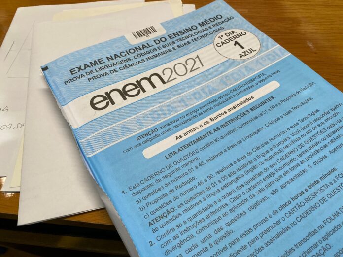 É falsa informação de que apenas 10 estudantes inscritos no Enem 2021 tiraram nota máxima na prova de redação