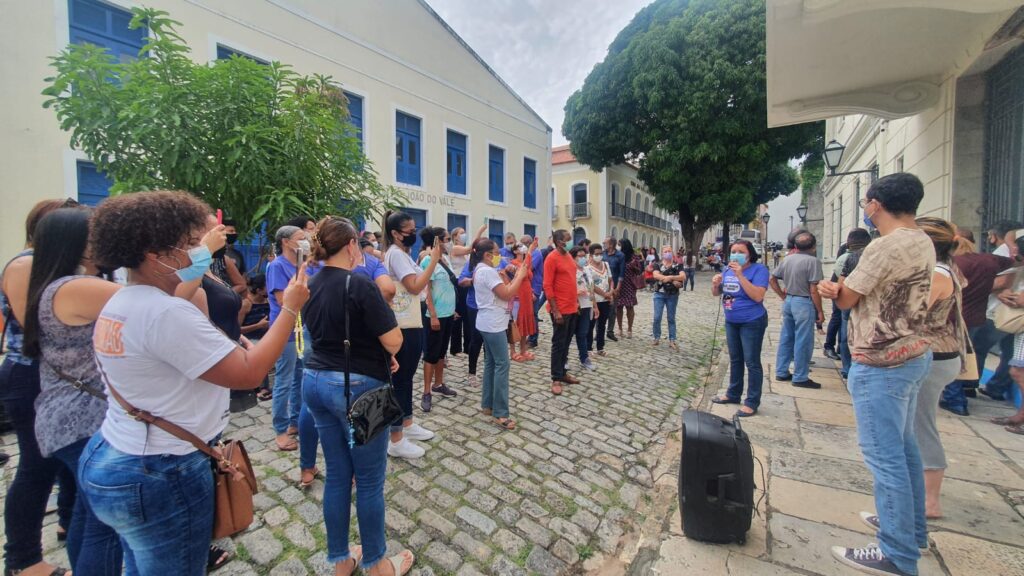 Professores de São Luís protestam por reajuste salarial em frente a Câmara Municipal