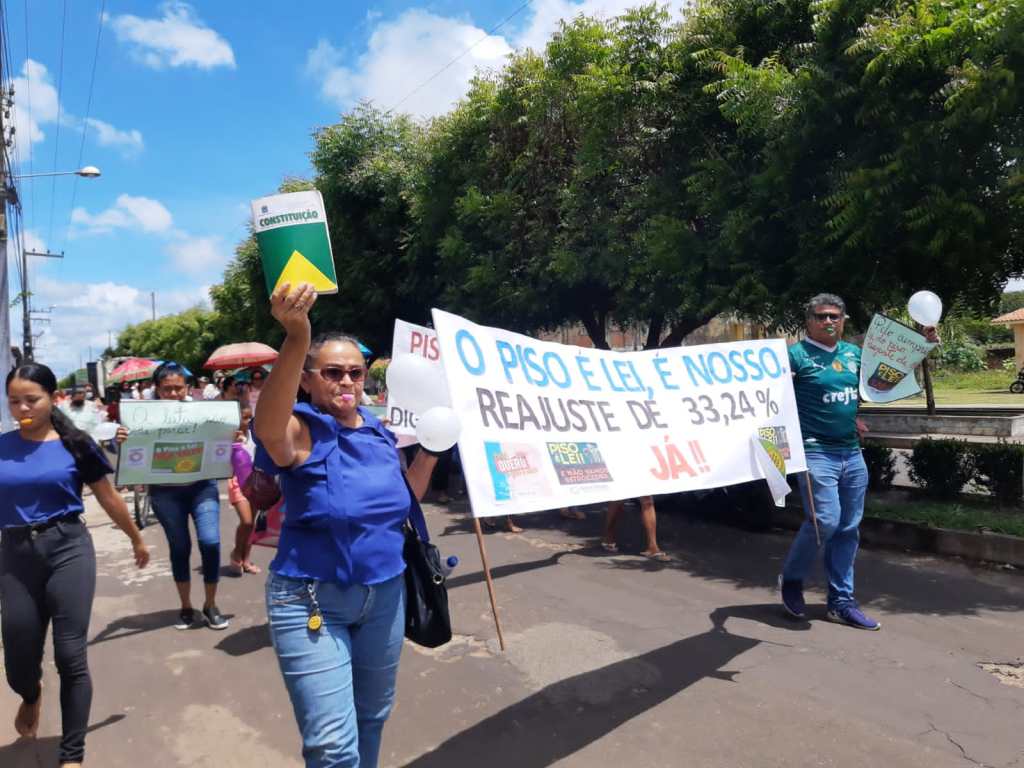Professores municipais protestam pelo reajuste salarial em&nbsp;Cantanhede