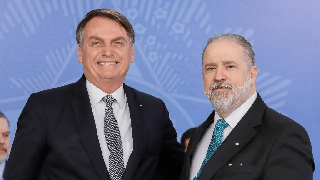 Vídeo: Brasileiro encontra  Augusto Aras em Paris e manda investigar os casos de corrupção do governo&nbsp;Bolsonaro