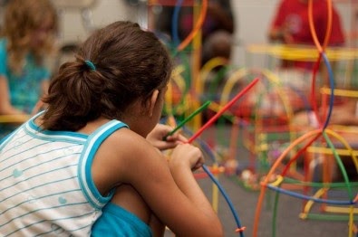 Inventor da ideia moderna de criança, Rousseau foi precursor das principais correntes da pedagogia atual