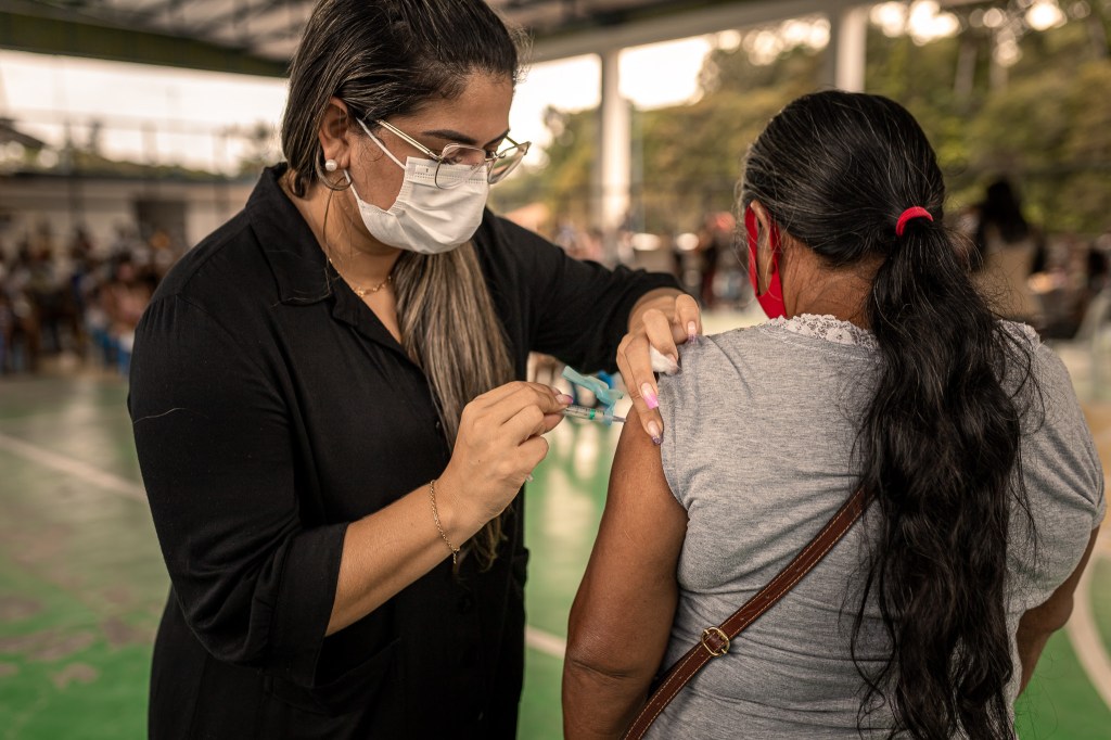 Projeto de ONG contribui para aumento de 166% de pessoas vacinadas contra a Covid-19 em comunidades&nbsp;vulneráveis