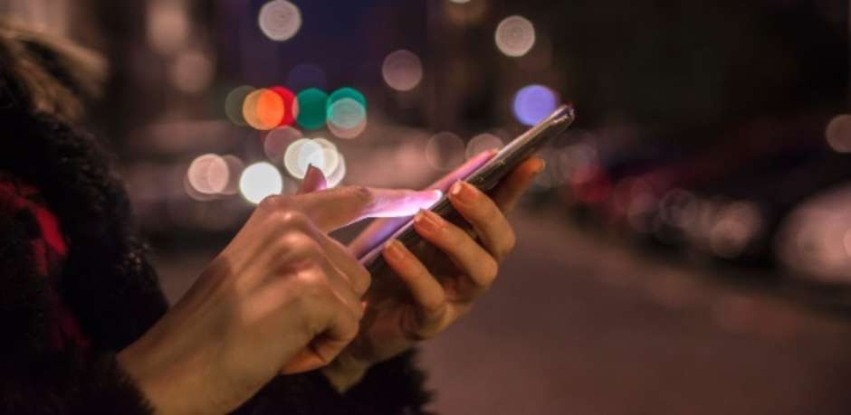 Compartilhar fotos da mulher flagrada com morador de rua pode ser&nbsp;crime