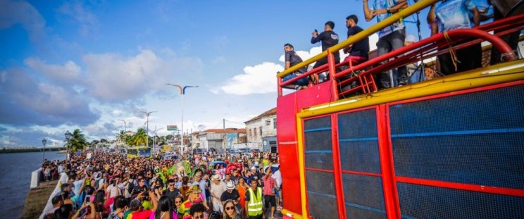 Travessia Junina reúne milhares de brincantes na Ponte do São&nbsp;Francisco