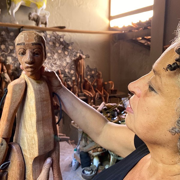 Oficina de brinquedos populares estimula a criatividade através das memórias do público