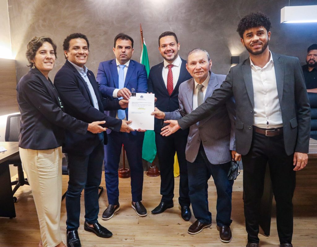 Relator apresenta relatório preliminar aos membros da CPI do&nbsp;Transporte