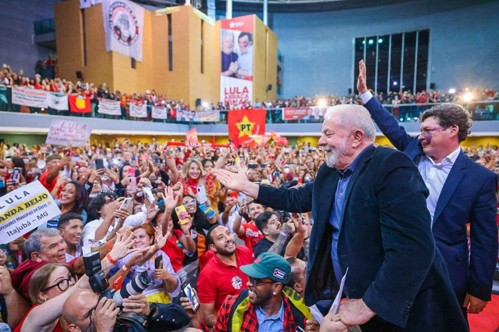 Juntar os divergentes para vencer os antagônicos, diz Lula sobre união pela&nbsp;democracia