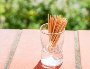 Conheça os seis malefícios causados pelo hábito de palitar os&nbsp;dentes