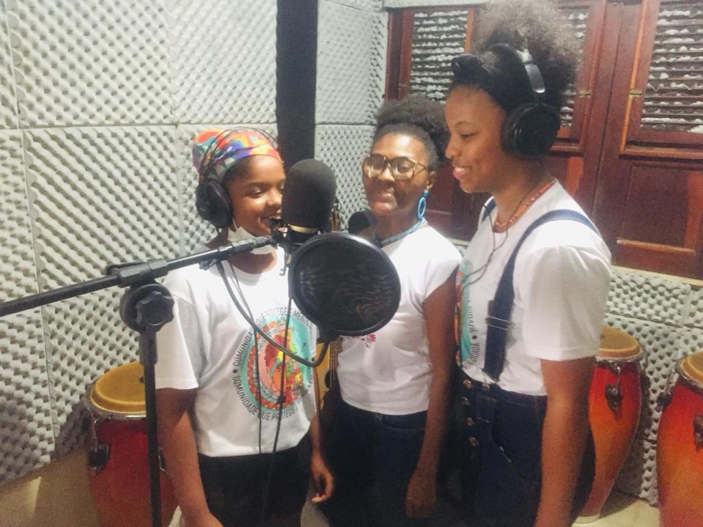 Coletivo Menina Cidadã realiza ato em alusão ao dia 18 de&nbsp;maio