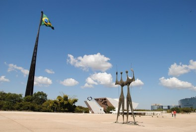 Pobreza e aguda desigualdade social são causas da indiferença pela democracia, diz cientista política