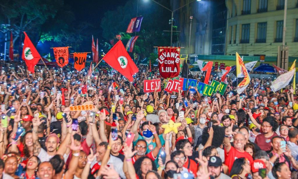 Bolsonaristas arremessam bomba caseira em ato de Lula no Rio de Janeiro