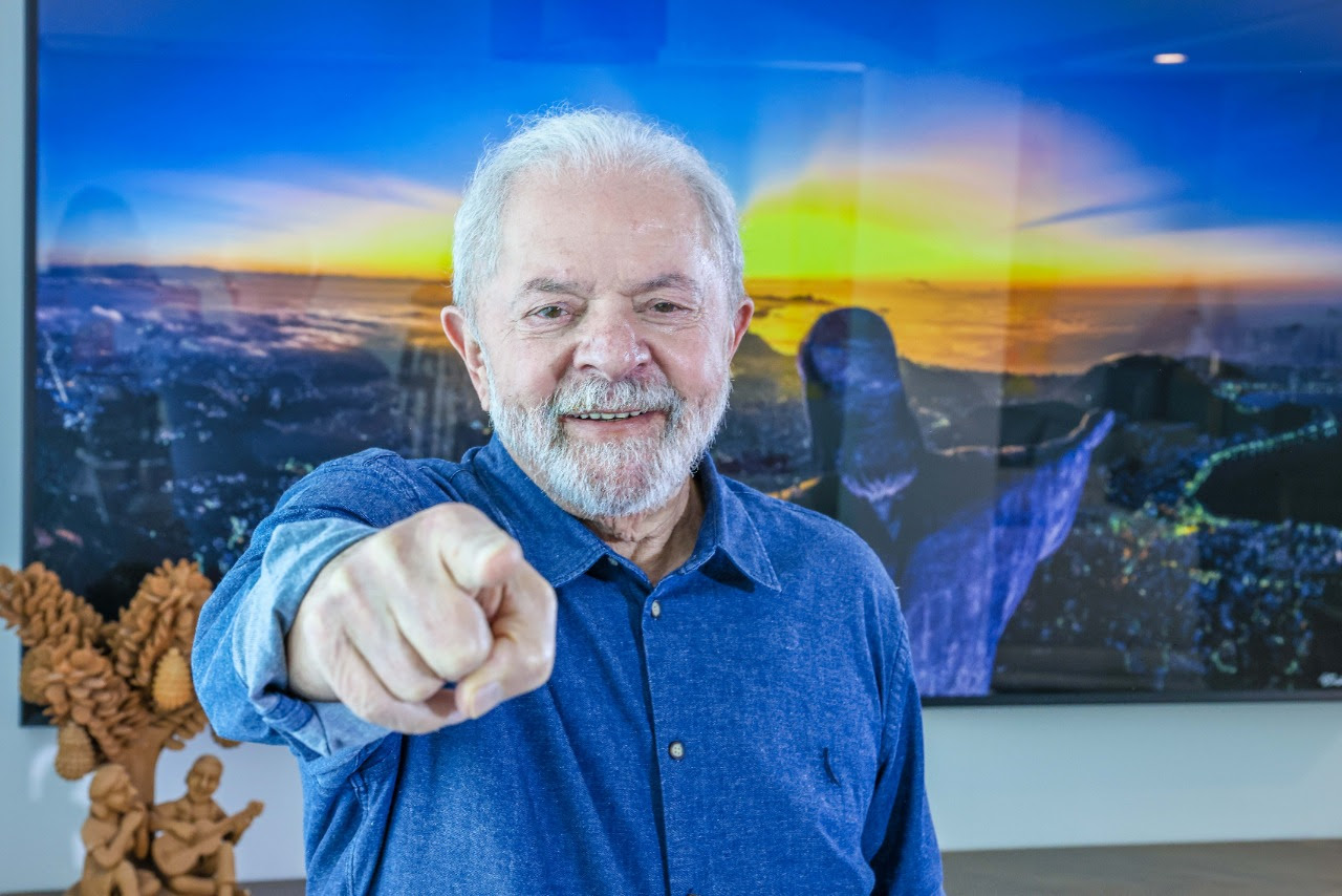 Reajustar o salário mínimo acima da inflação é essencial para o país, diz Lula