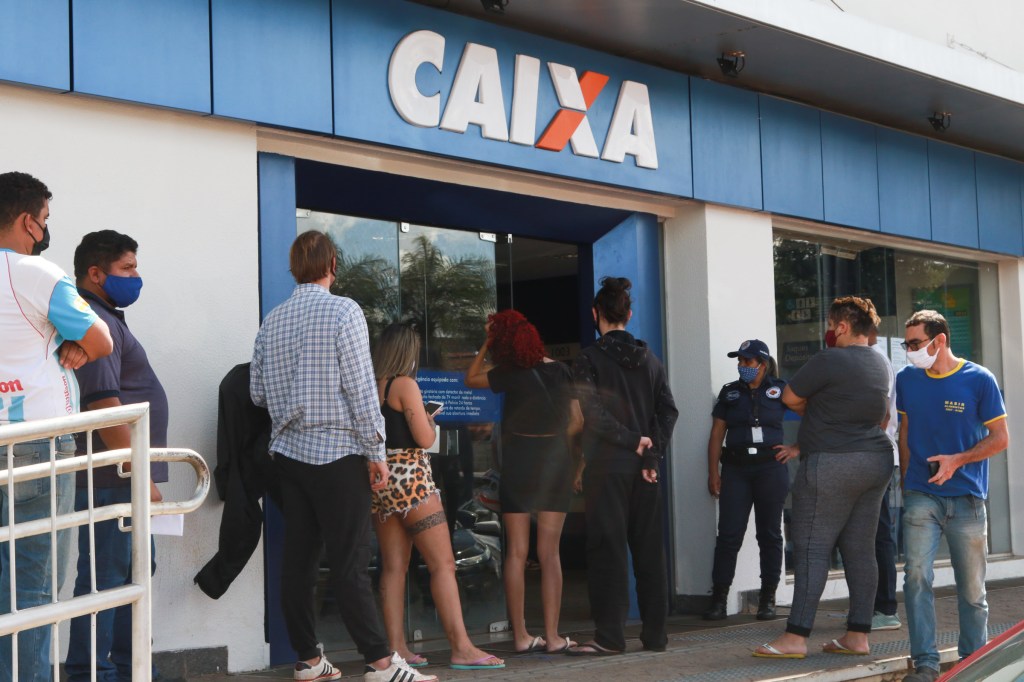 Contratação de concursados da Caixa prometida por banco não resolve déficit de 20 mil, aponta&nbsp;Fenae