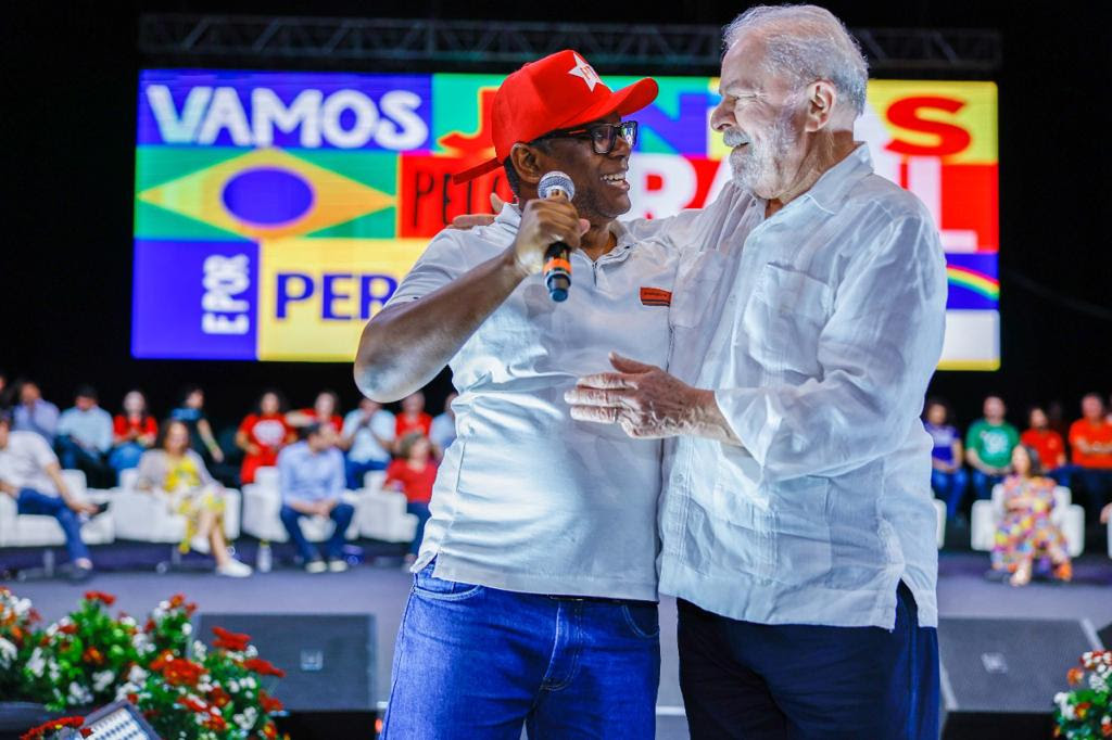 Ex-catador e ex-servente, médico formado pelo Prouni agradece a Lula durante ato em Olinda