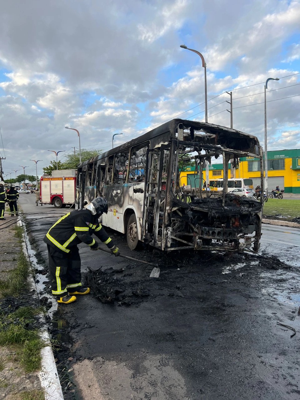 Outro ônibus pegar fogo na avenida dos&nbsp;Franceses
