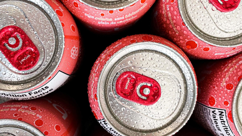 Taxação de bebidas açucaradas e regulação da publicidade podem diminuir os impactos do consumo de alimentos ultraprocessados