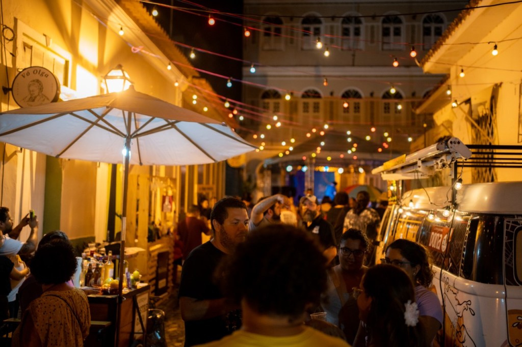 Feira Pertinho de Casa + Encontro de Brechós: evento gratuito terá Núbia, Emanuele Paz, Camila Reis e mais na programação, neste sábado&nbsp;(3)