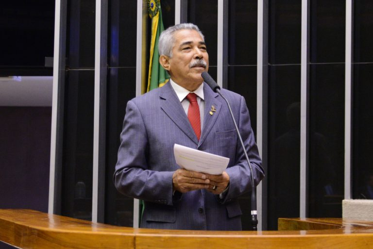Comissão aprova projeto que proíbe agências de emprego de cobrar taxas para cadastro de currículo