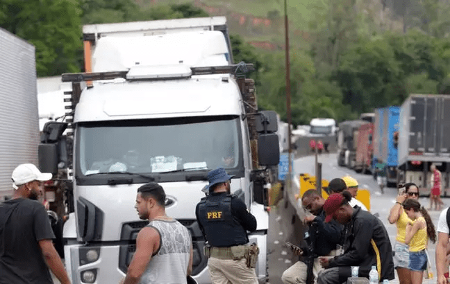 Manifestantes Bolsonaristas ameaçam queimar estudantes da&nbsp;UFRJ