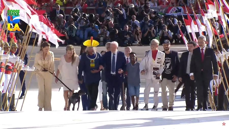 Conheça os brasileiros e as brasileiras que entregaram a faixa para&nbsp;Lula