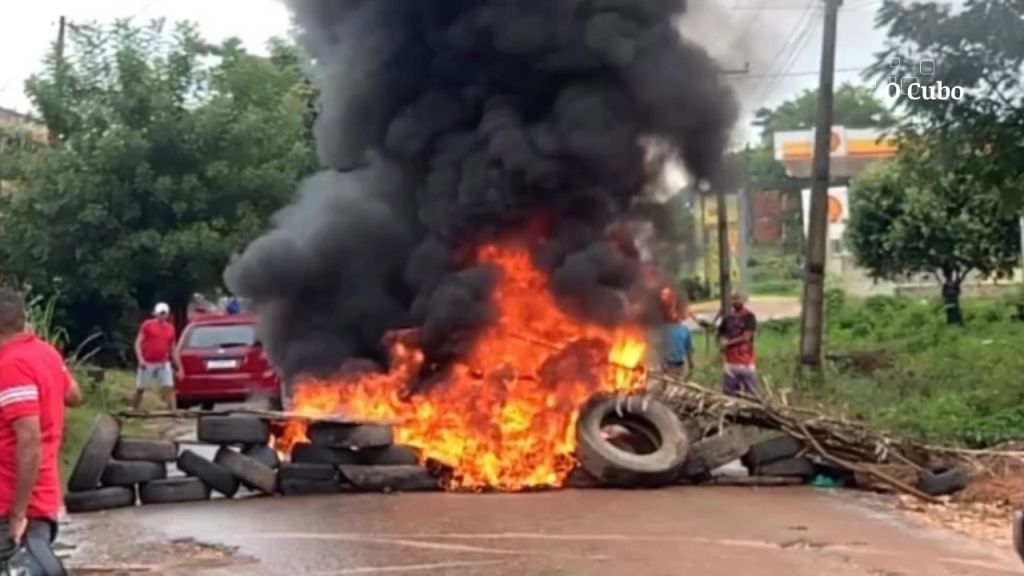 Moradores interditam avenida em protesto por más condições da&nbsp;MA-122