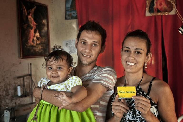 Bolsa Família é recriado com mínimo de R$ 600 por família e mais R$ 150 por criança de até seis&nbsp;anos