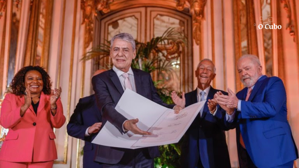 Lula assina e entrega diploma do Prêmio Camões a Chico&nbsp;Buarque