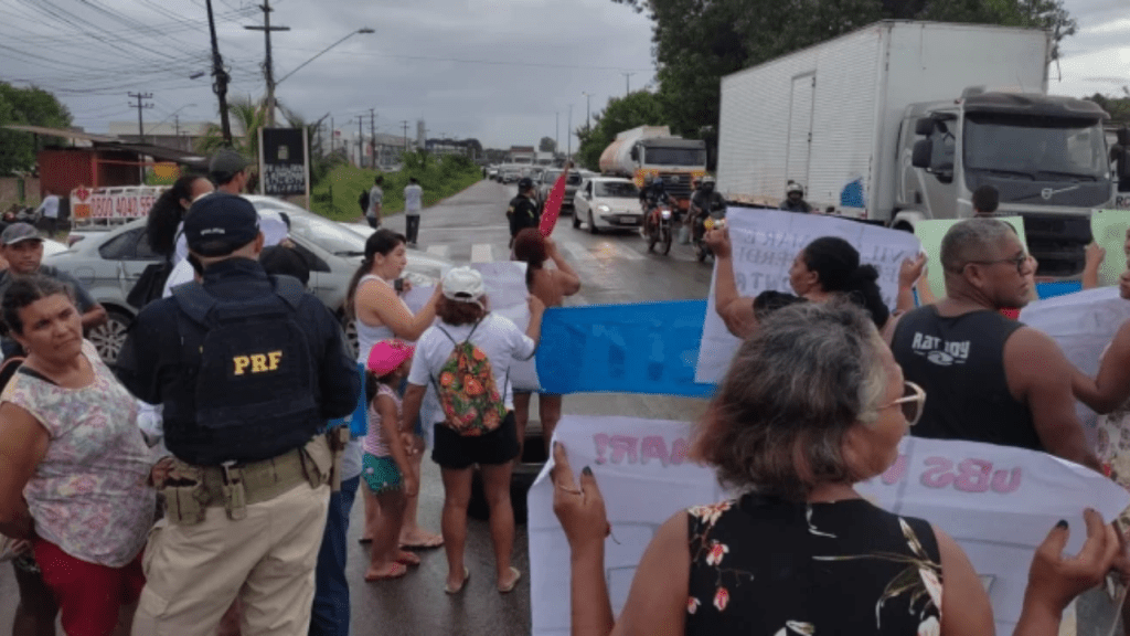 Manifestantes bloqueiam a BR-135 em protesto por melhorias nos bairros da Vila Itamar e Recanto&nbsp;Verde