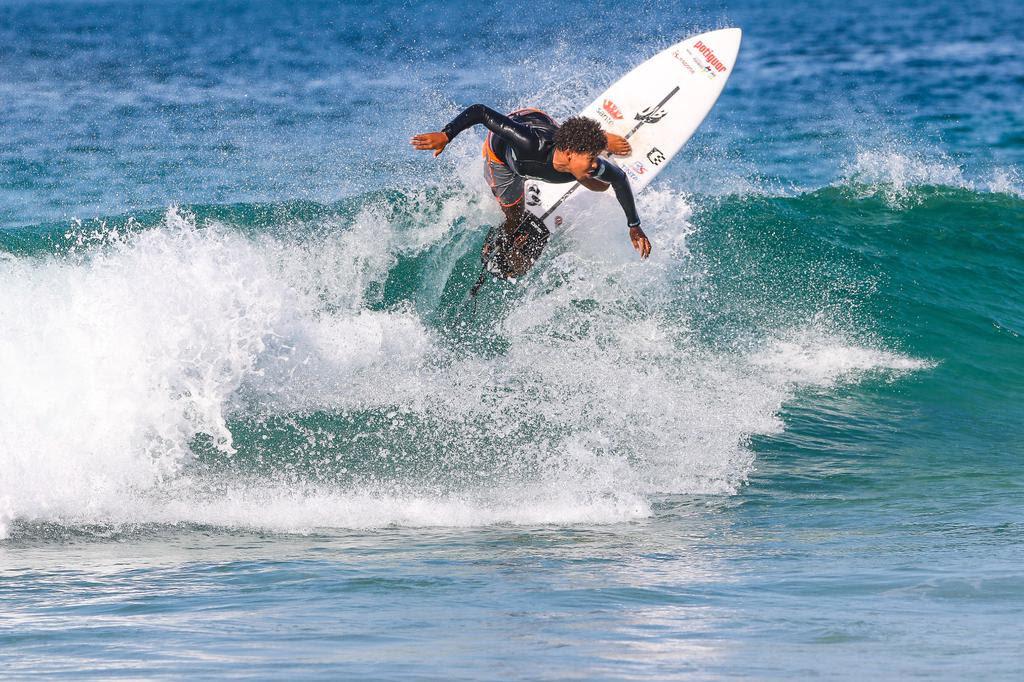 Kadu Pakinha se destaca em competições de surf no RJ