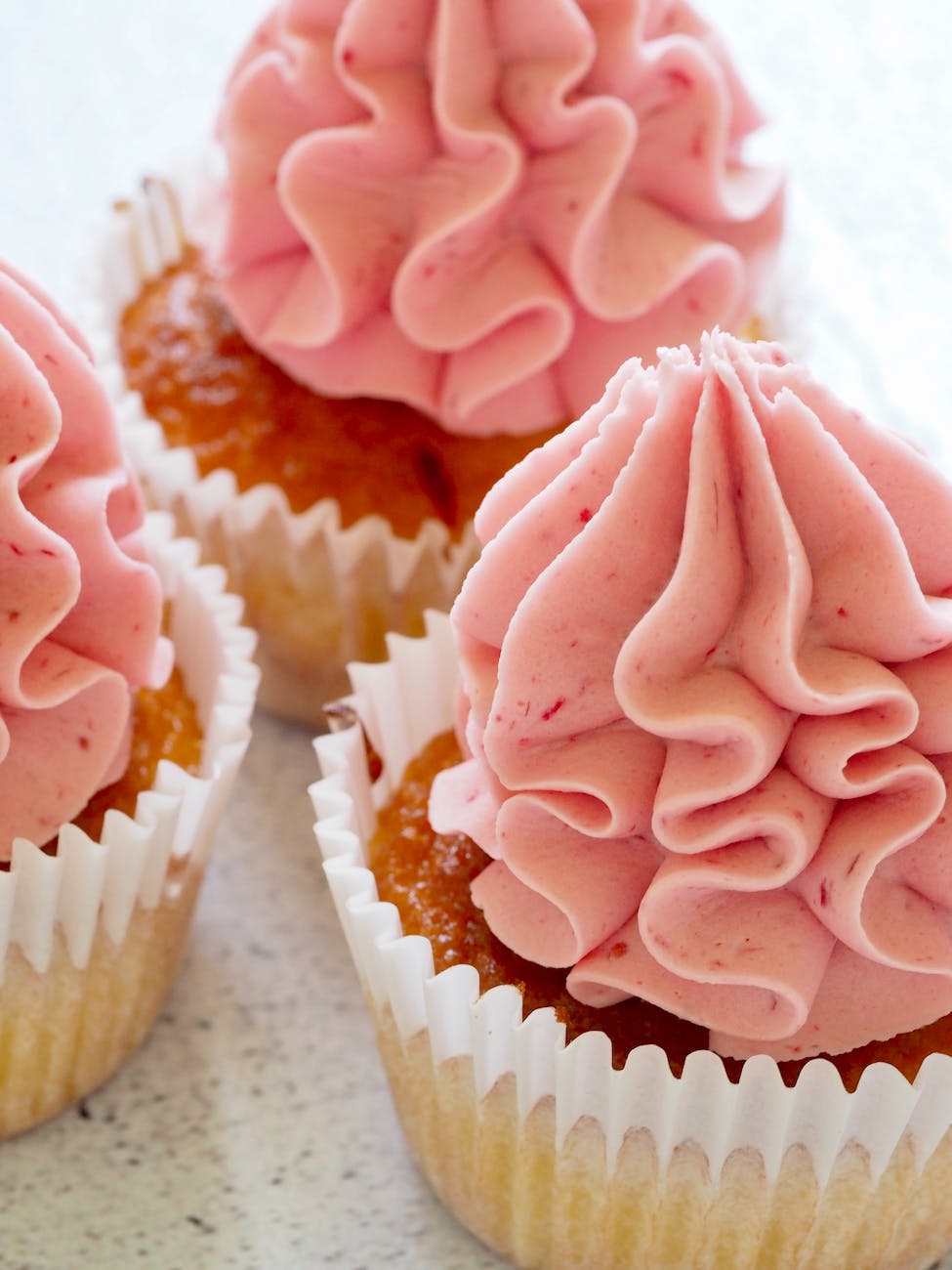 Para quem ama rosa: aprenda a fazer cupcake de morango e&nbsp;biscoito